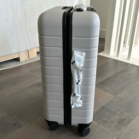 Away The Bigger Carry On in Cloud Gray brand new - Picture 4 of 15